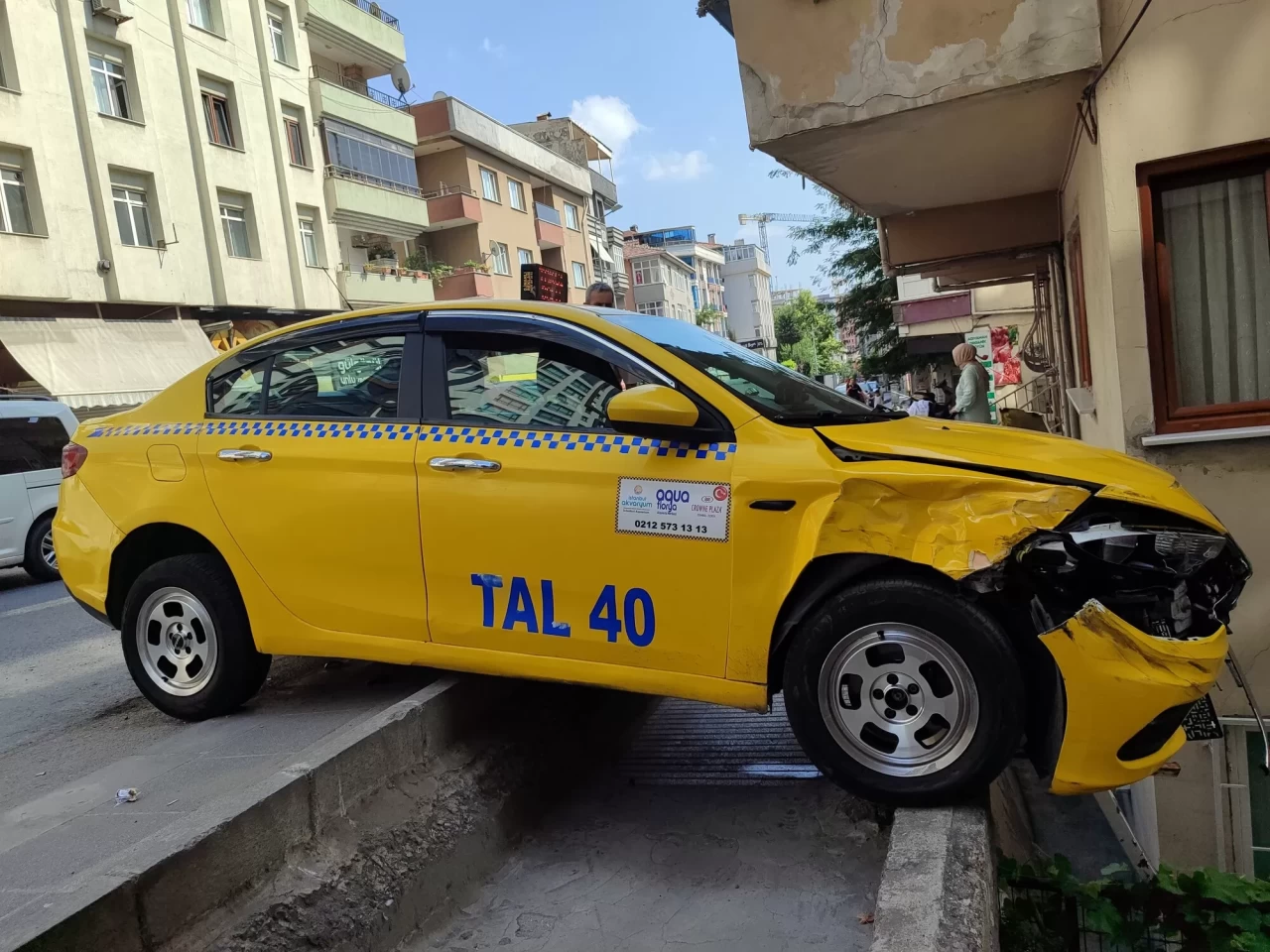 Küçükçekmece'de freni boşaltan taksi, binaya çarparak durdu! Yaralı yok ama hasar büyük