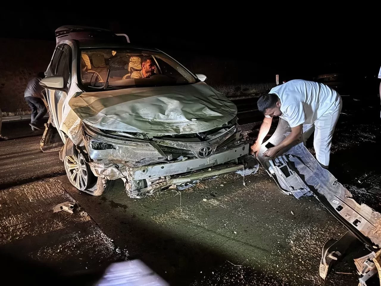 Yola çıkan hayvana çarpmamak için manevra yapan araç beton duvara çarptı