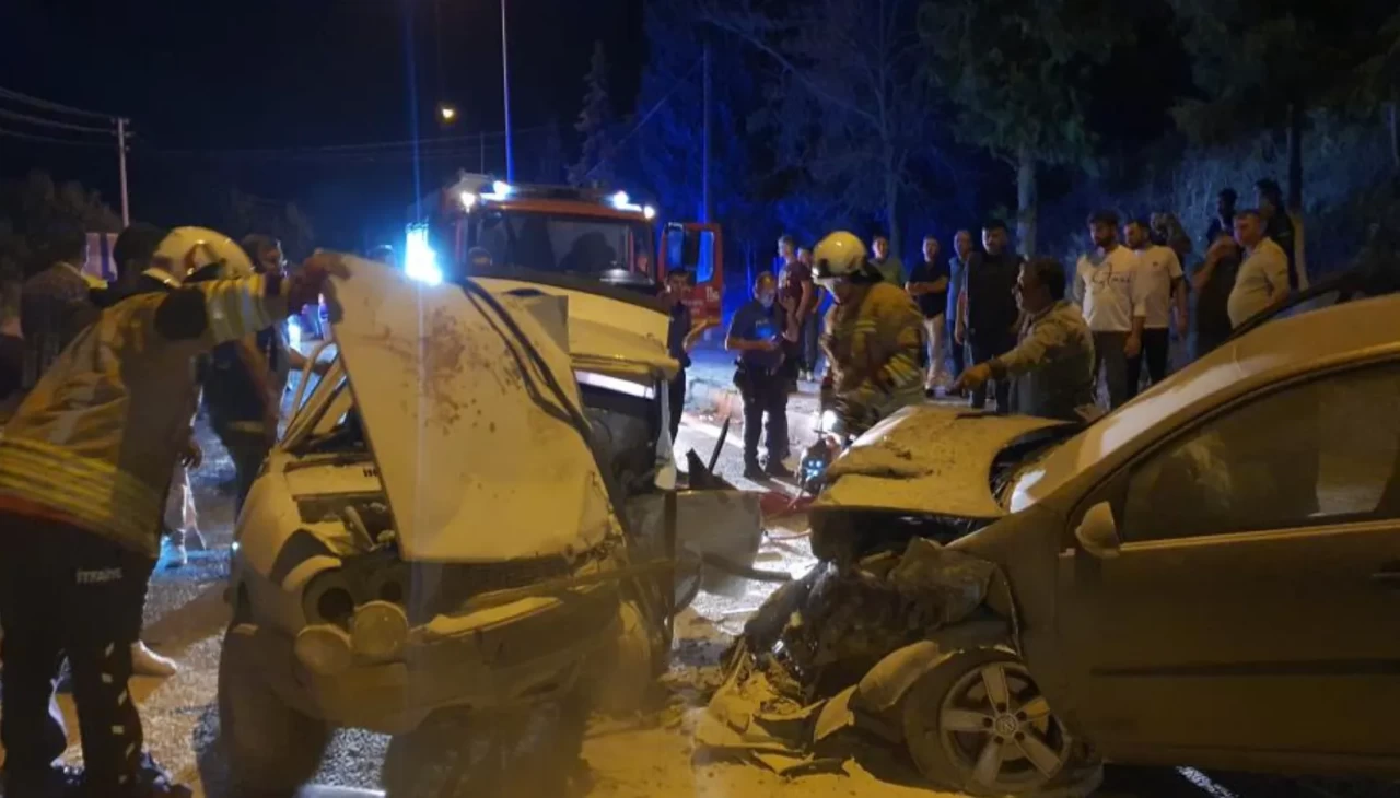 Manisa’da otoyolda can pazarı! Kafa kafaya çarpıştılar