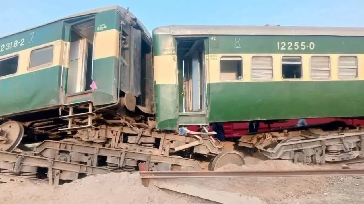 Dünya bu kazayı konuşuyor! Pakistan'da tren raydan çıktı! Ölü ve yaralılar var!