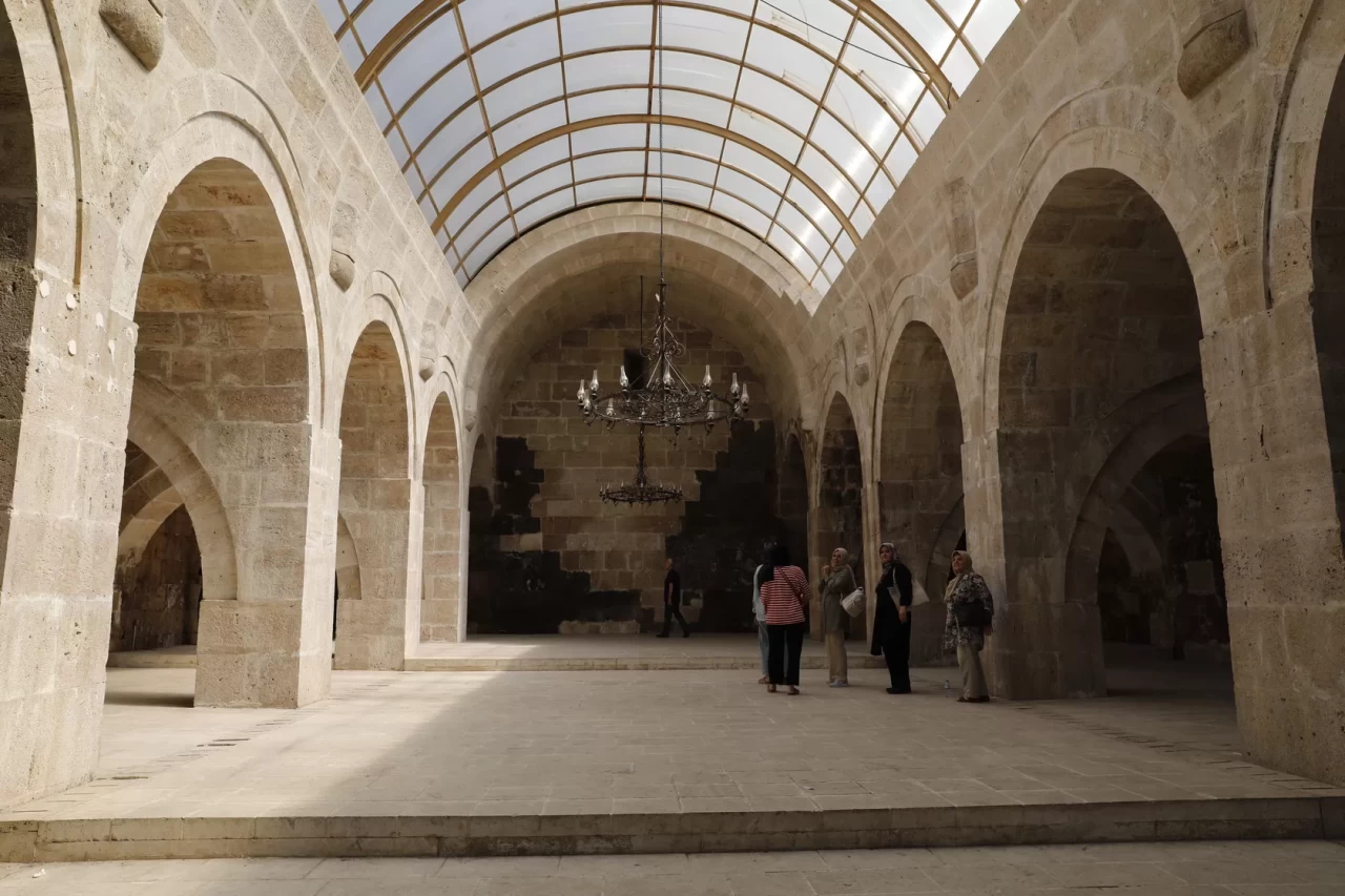 787 yıllık Mahperi Hatun Kervansarayı tarihe meydan okuyor