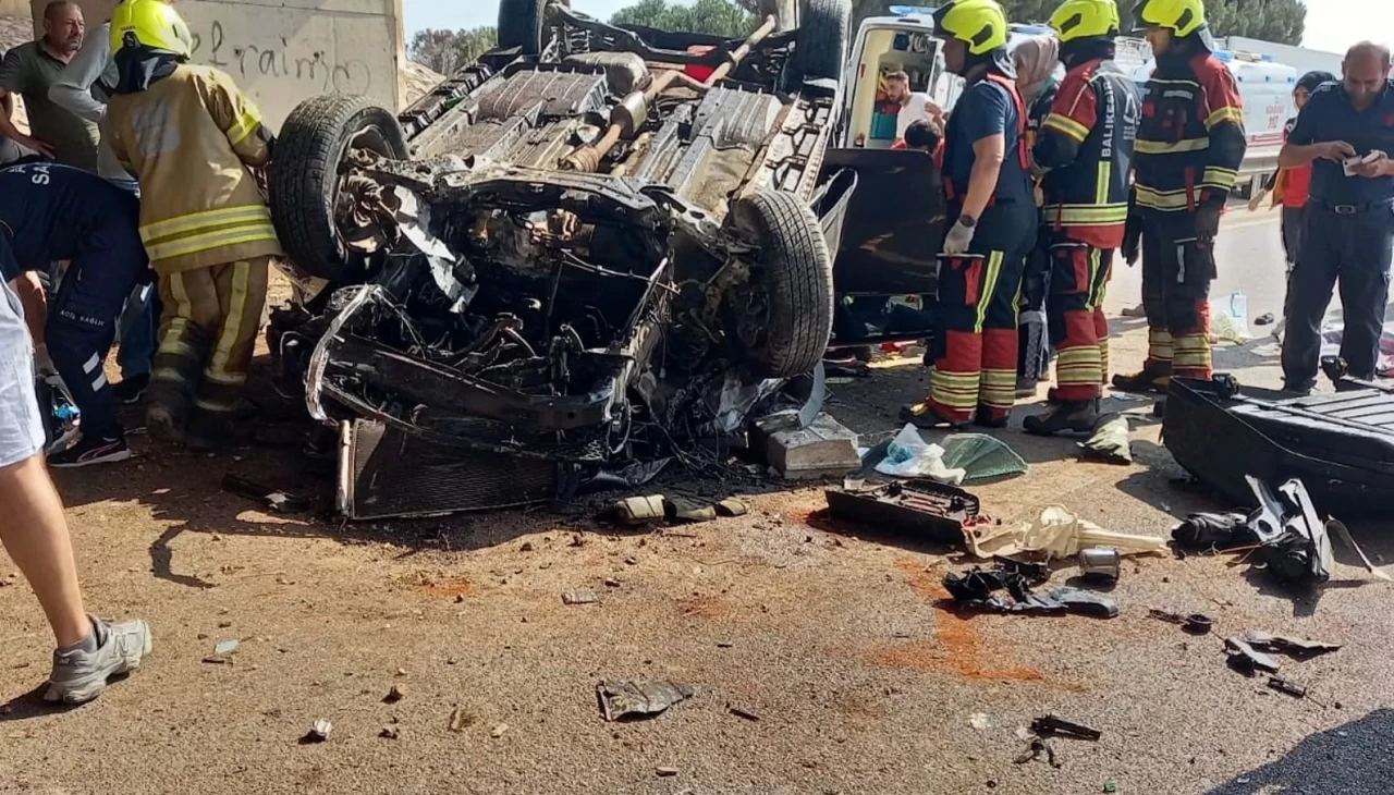 Takla atan otomobilde sıkışan 2 kişiyi itfaiye kurtardı