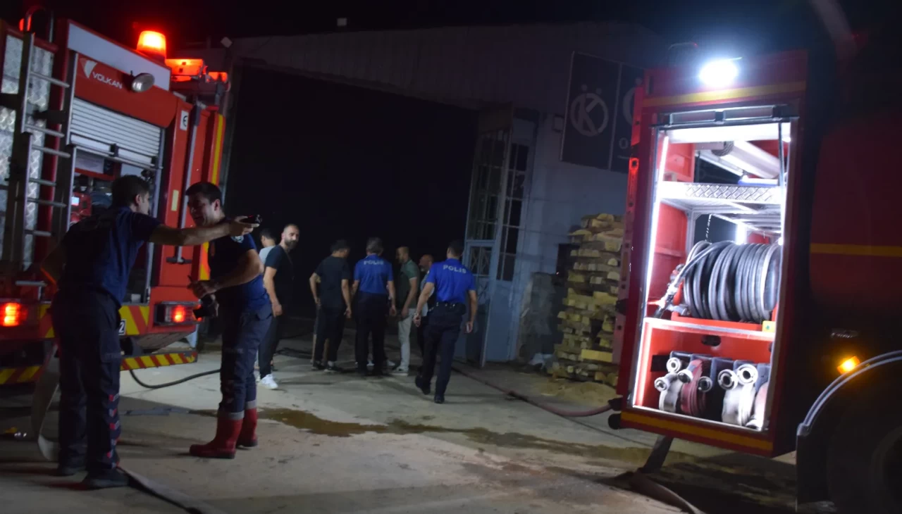 Manisa'da kereste fabrikasında çıkan yangın kontrol altına alındı