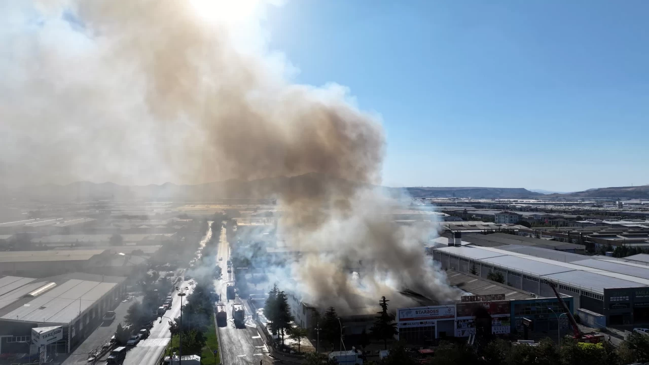 Kayseri'de korkutan yangın: Hırdavat mağazasından mobilya fabrikasına sıçradı