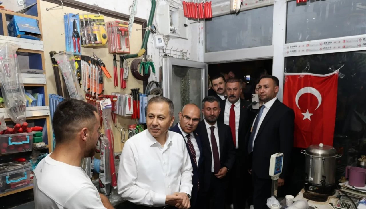 Bakan Yerlikaya Ağrı'da esnafla buluştu