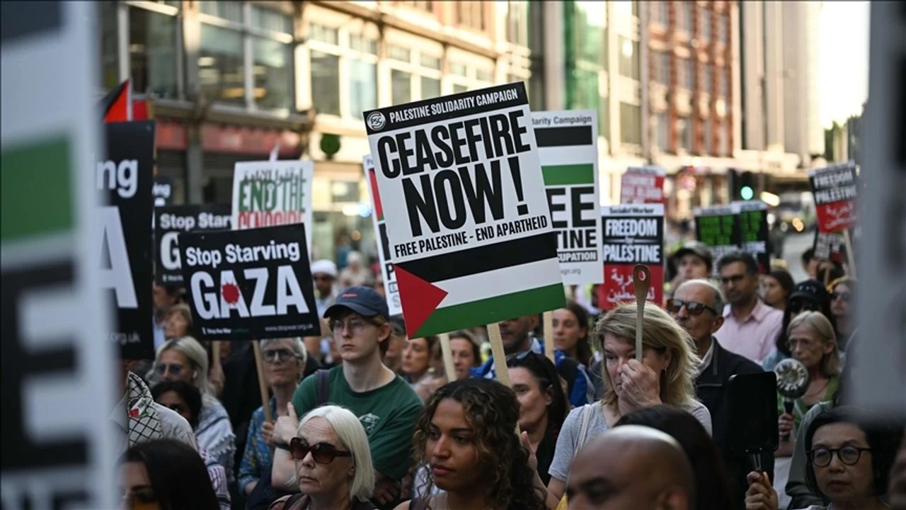 İsrail'in Londra Büyükelçiliği önünde Gazze'deki kıtlık protesto edildi