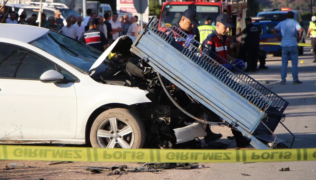 Amasya'da otomobil patpatla çarpıştı: Anne ile oğlu hayatını kaybetti