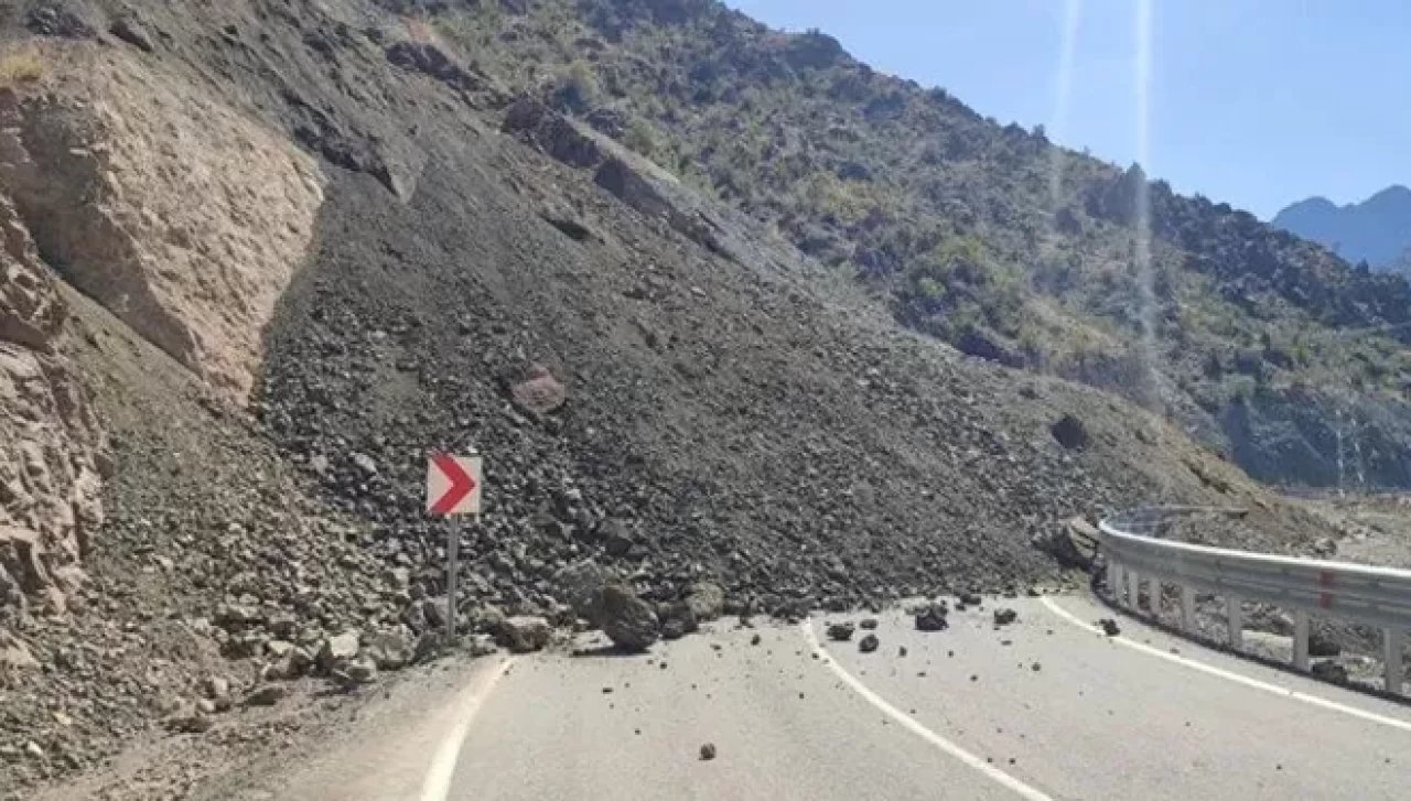 Artvin'de heyelan: Yol ulaşıma kapandı