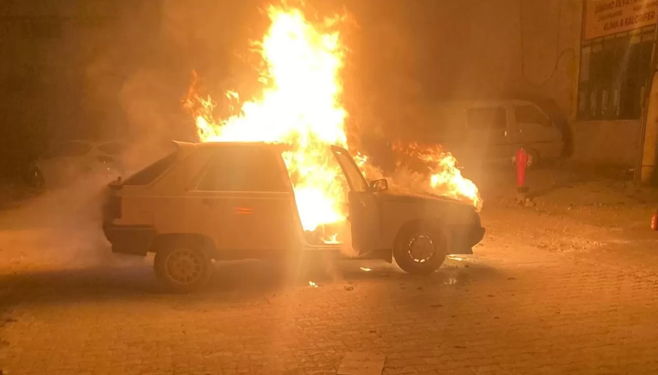 Seyir halindeki otomobil alev alev yandı