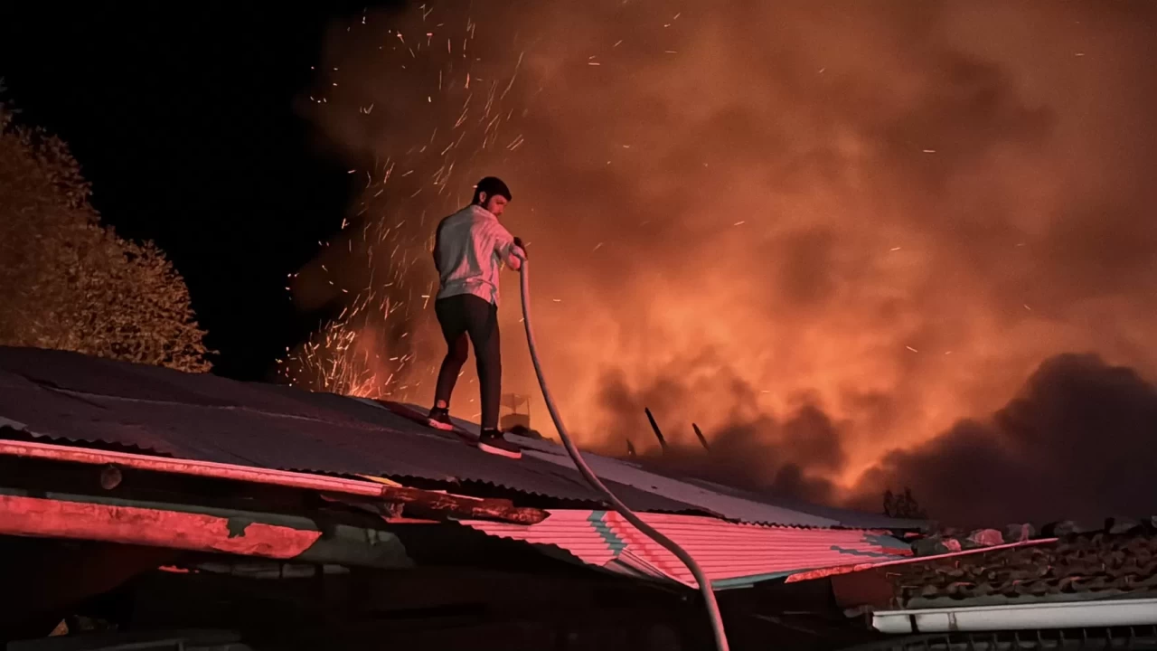 Kütahya'da 2 köy evi, 3 samanlık ve 2 ahır yandı