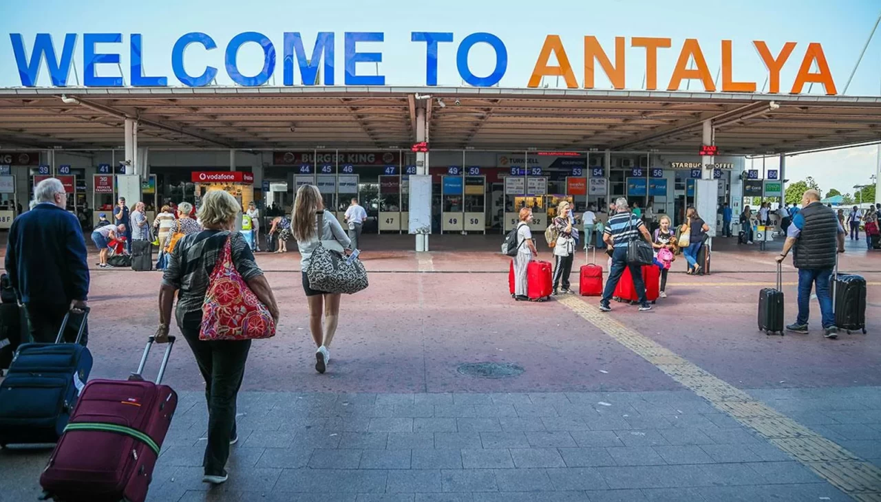 Antalya Havalimanı Tarihe Geçti: Tek Günde 230 Bin Yolcu!