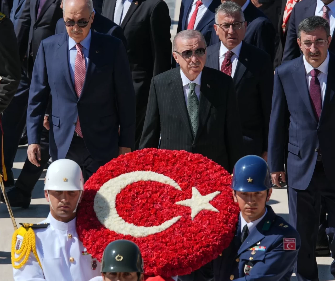 Cumhurbaşkanı Erdoğan başkanlığındaki devlet erkanı Anıtkabir'i ziyaret etti
