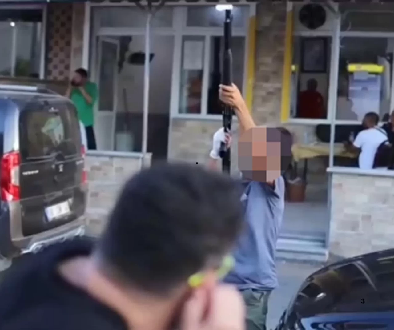 Sokak röportajı sırasında havaya ateş açan 15 yaşındaki şüpheli tutuklandı