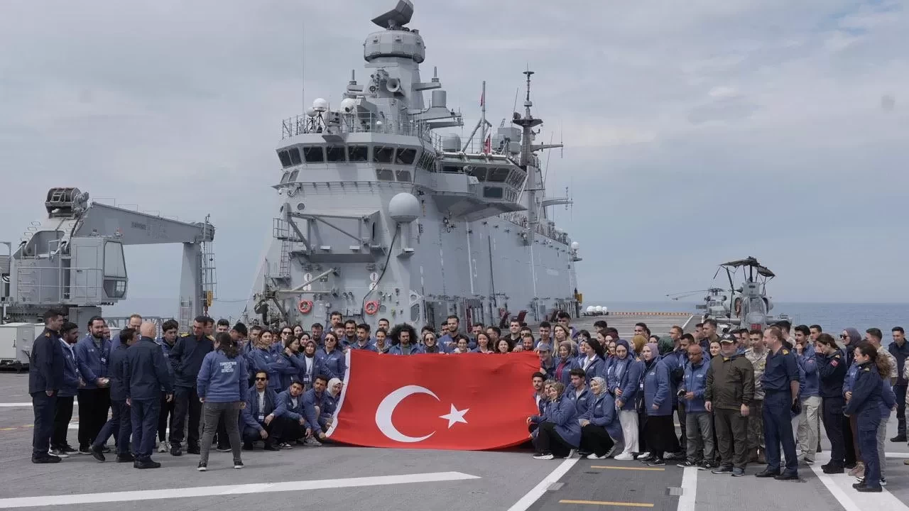 TCG Anadolu 350 gençle Çanakkale'den İstanbul’a yol alıyor