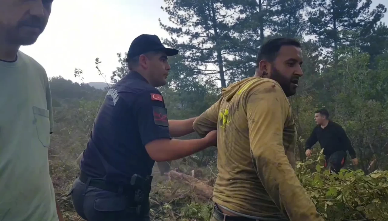 Orman işçileri yangının ortasında kaldı
