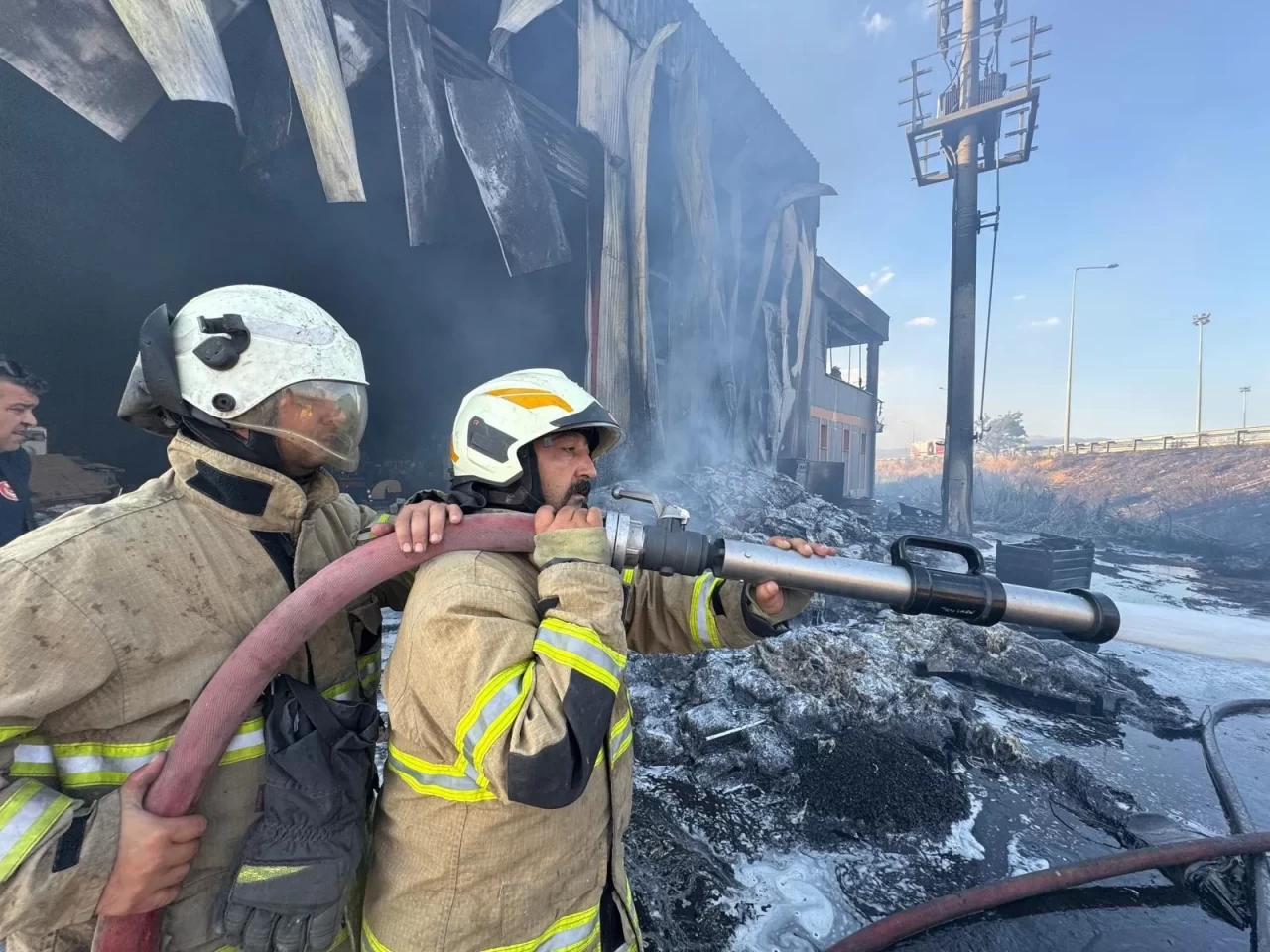İzmir'de mobilya atölyesinde yangın