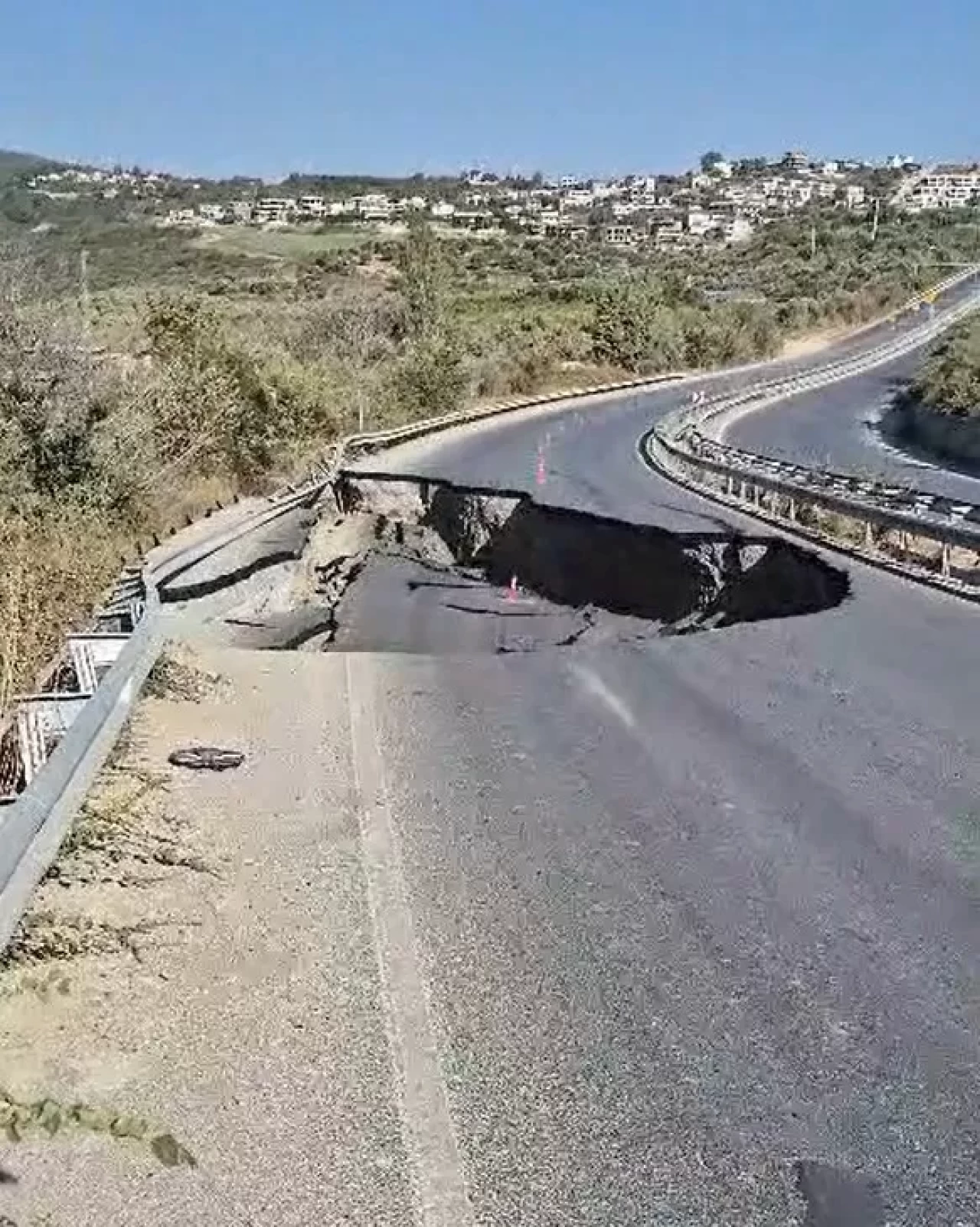 Söke-Kuşadası Karayolu'nda yol çöktü