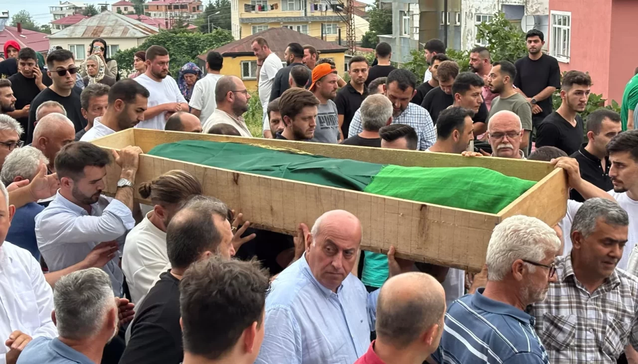 Boşanma aşamasındaki eşi tarafından öldürülen Sinem Topaloğlu son yolculuğuna uğurlandı