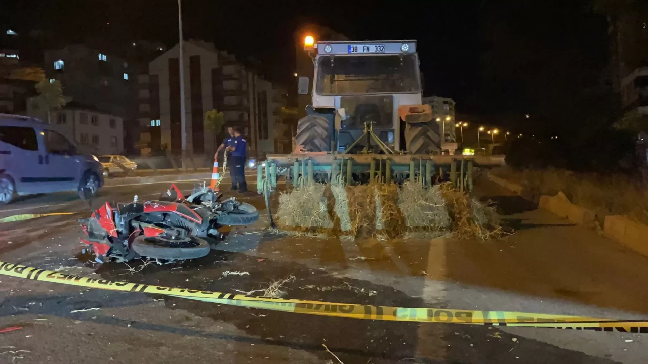 Kayseri'de motosiklet-traktör kazası: Genç sürücü hayatını kaybetti