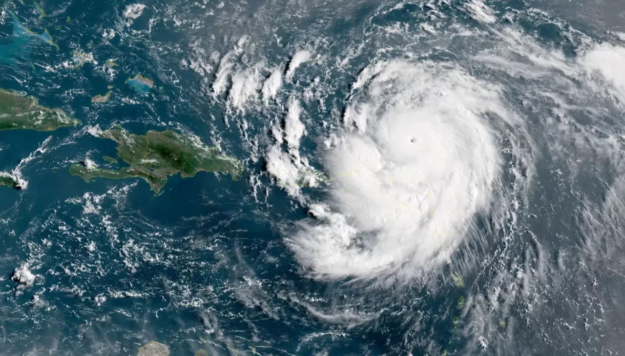 7 metrelik dalgalar geliyor: ABD'de kasırga nedeniyle sahiller boşaltılıyor