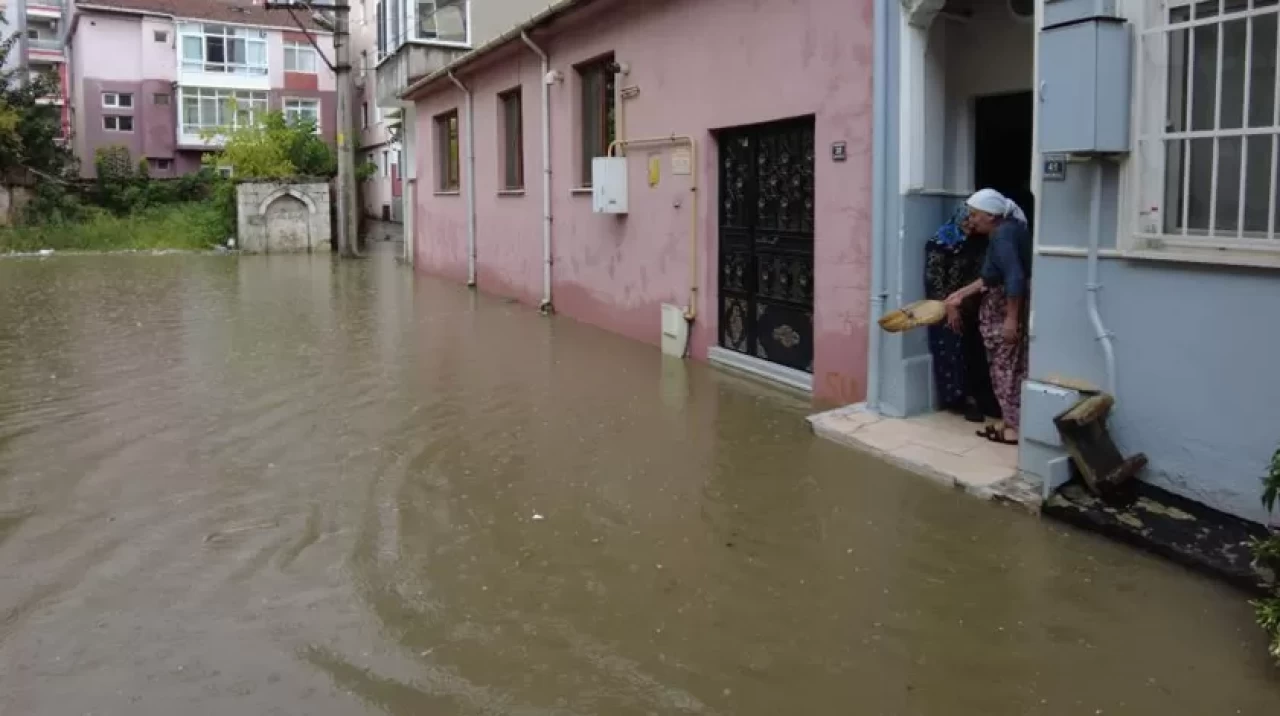 Edirne'de yollar göle döndü: Evlere yağmur sularının girmesine ramak kaldı
