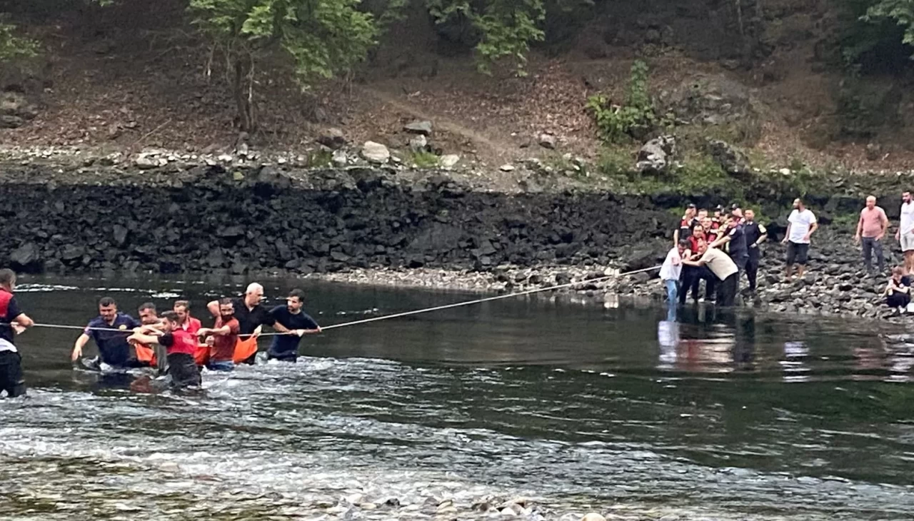 Piknik yaparken sular yükseldi, mahsur kalan vatandaş yaralandı