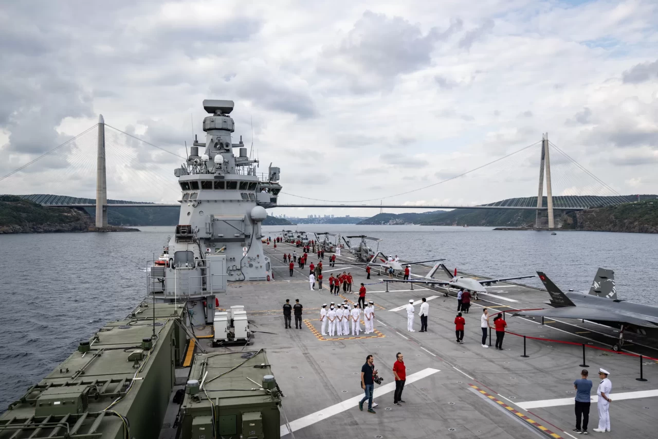 TCG Anadolu, İstanbul Boğazı'ndaki geçit törenine doğru yola çıktı