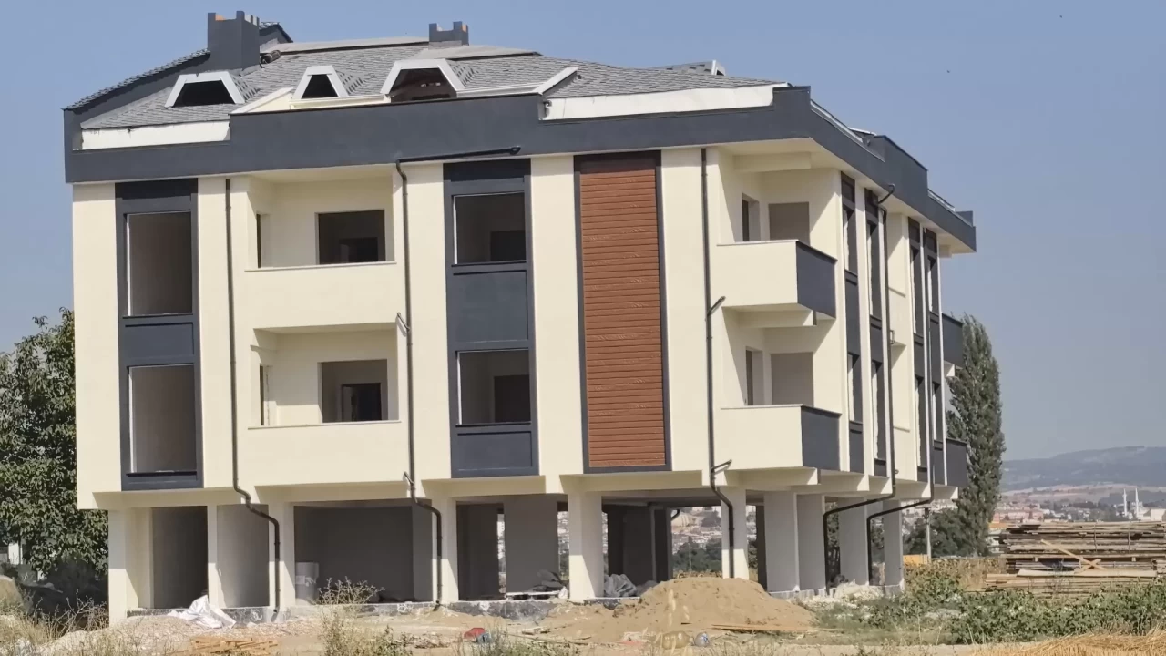 Havalandırma boşluğuna düşen inşaat işçisi ağır yaralandı