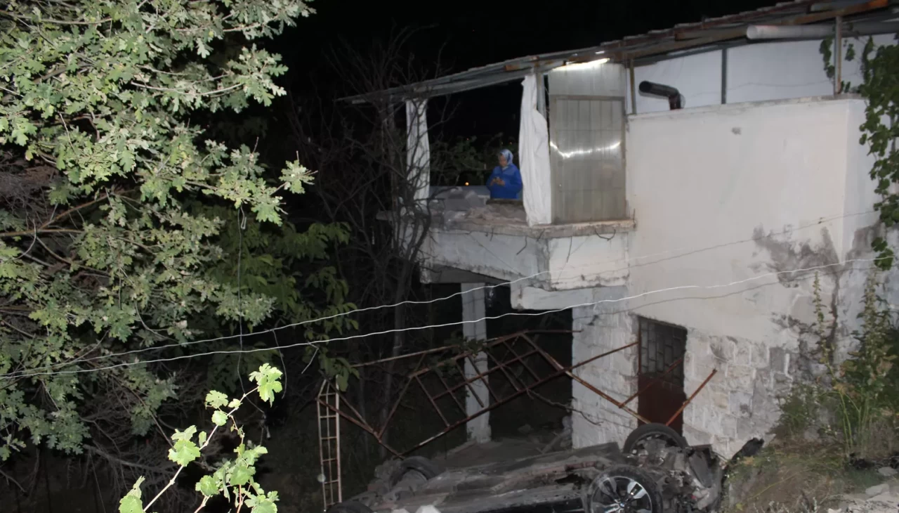 Ehliyetsiz sürücü evin bahçesine uçtu: 3 yaralı