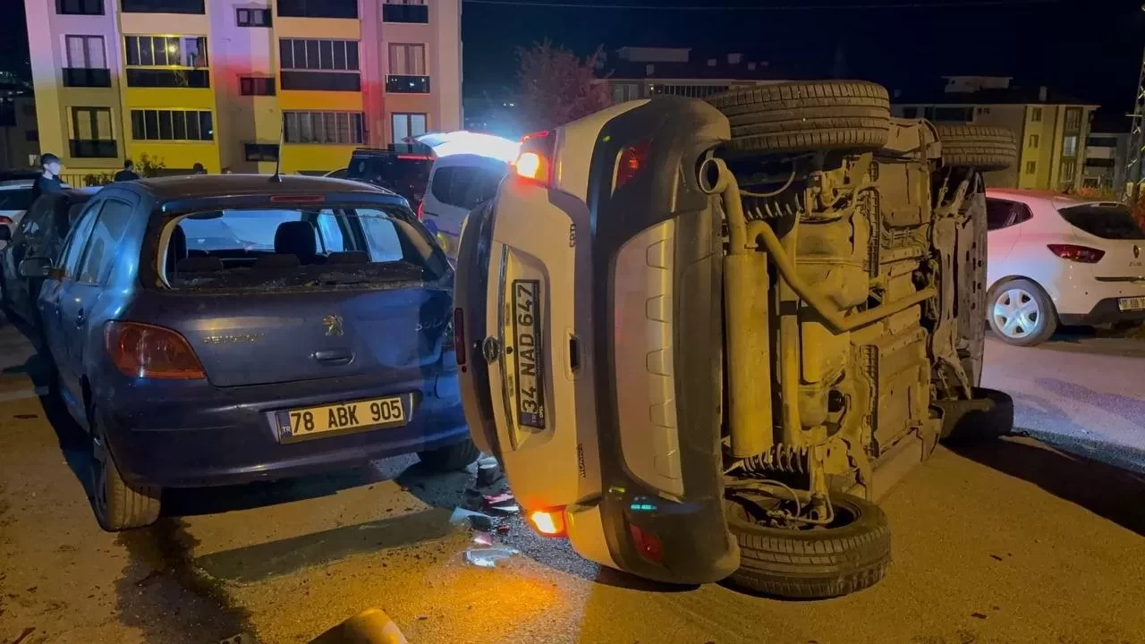 Zincirleme kazada yan yatan otomobilin altında kalmaktan son anda kurtuldu