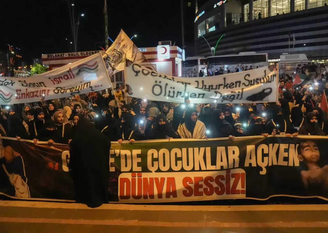İsrail'in Gazze'ye saldırıları Diyarbakır'da protesto edildi