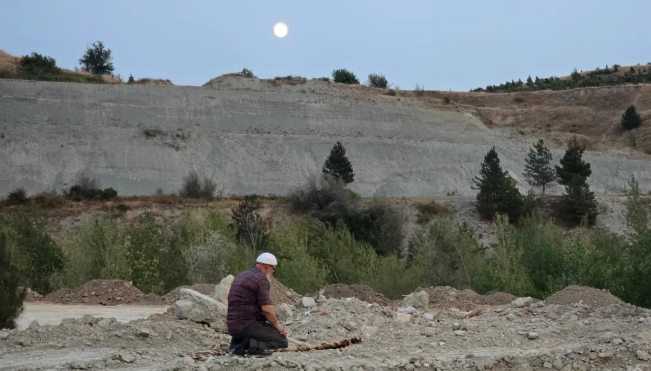 Yangında evini terk edip karşı tepede namazını kıldı