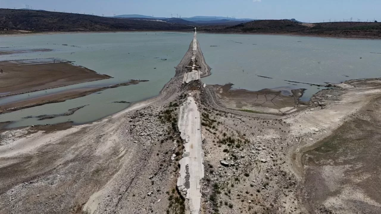 İzmir'de kuraklık alarmı: Eski İzmir-Çeşme kara yolu ortaya çıktı