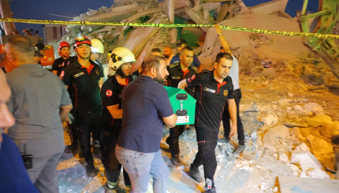 Göçük altında kalan iş makinası operatörünün cansız bedenine ulaşıldı