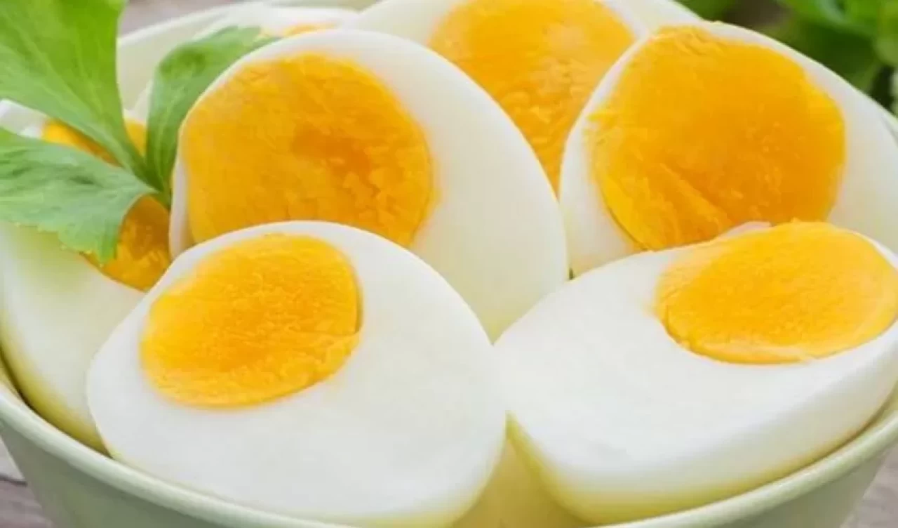 Haşlanmış yumurtayı kolayca soymanın 4 pratik yöntemi