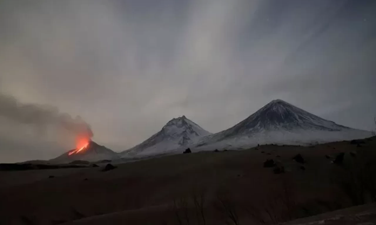 Volkanik bombalar fırlıyor! Rusya'da gökyüzü kızardı