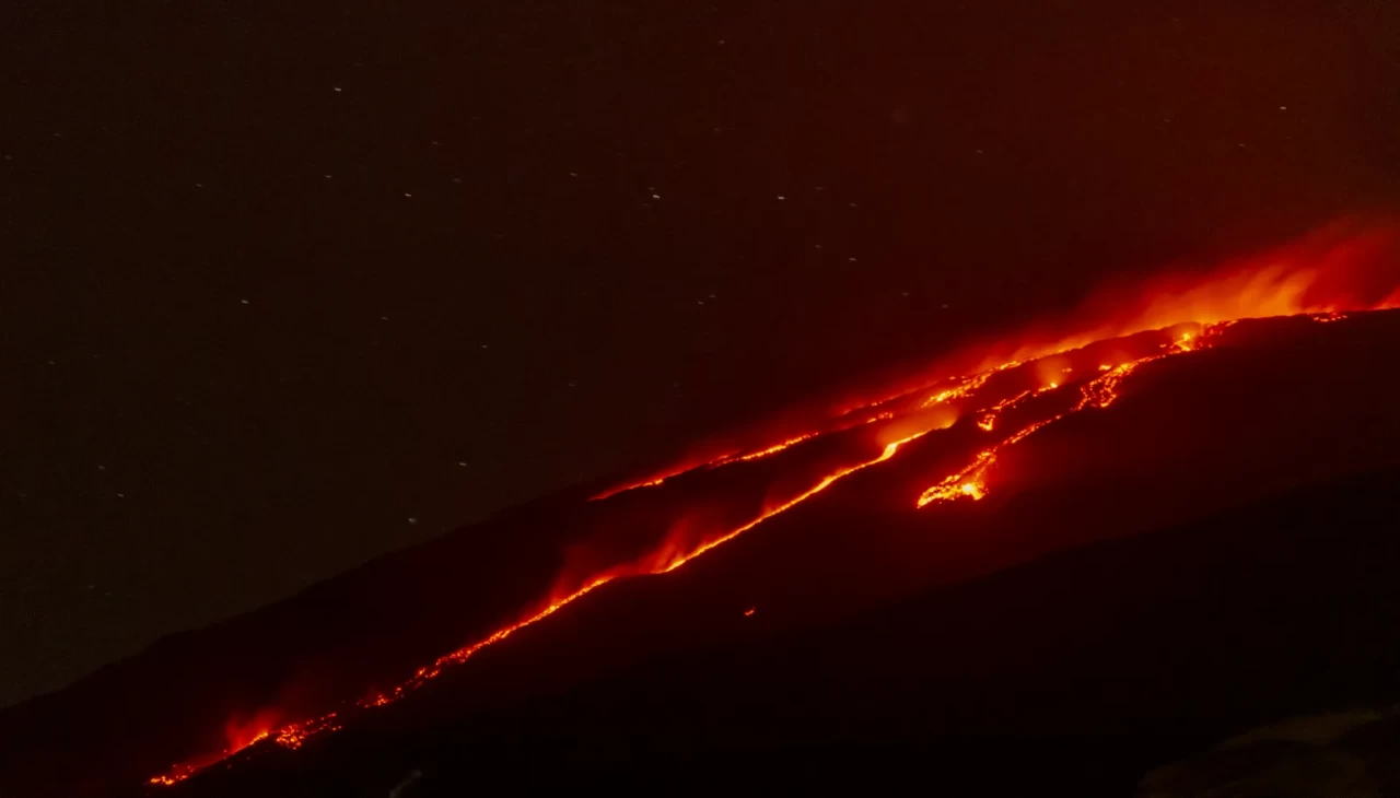 Etna Yanardağı'ndaki patlama sürüyor! Lav akıntıları 2 kilometreye ulaştı