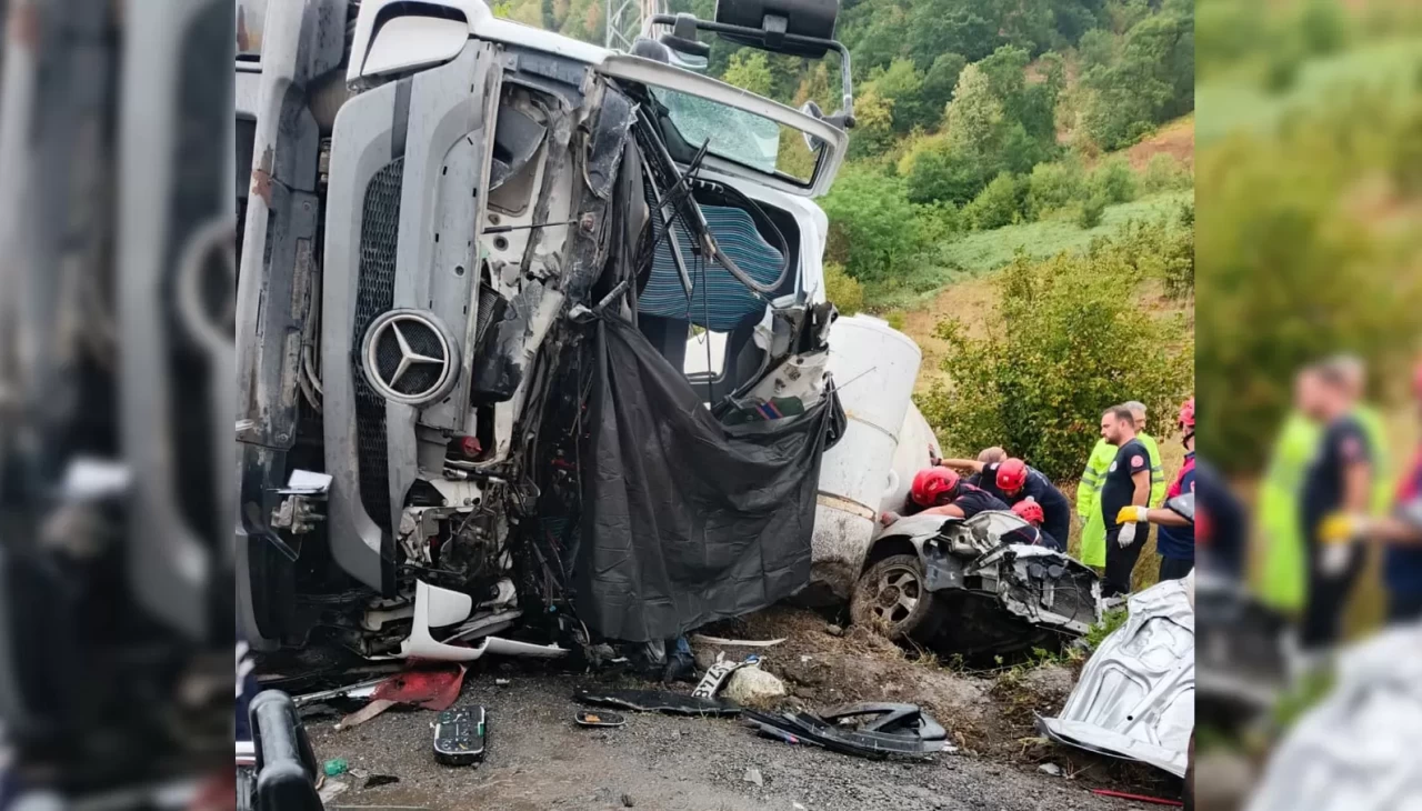 Beton mikseri otomobilin üzerine devrildi: 1 ölü, 1 yaralı