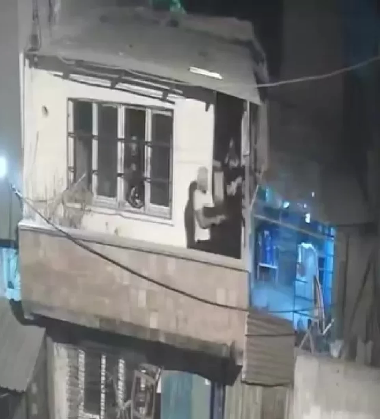 Adana'da balkondan balkona silahlı çatışma: 4 gözaltı