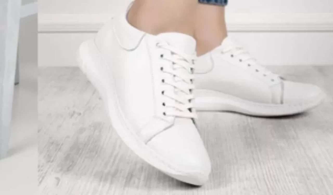 Beyaz deri ayakkabılarınızı parıl parıl yapacak! İşte kolay temizlik tüyoları