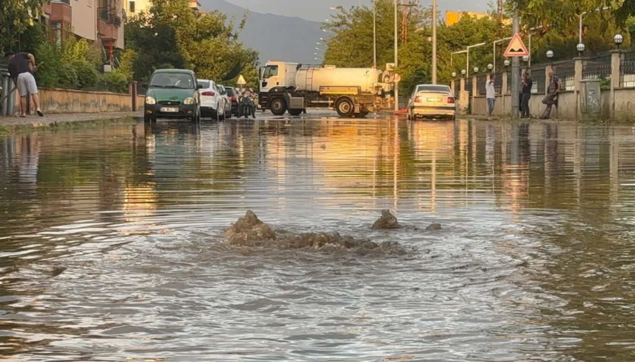 Erzincan'da sağanak ve fırtına hayatı felç etti