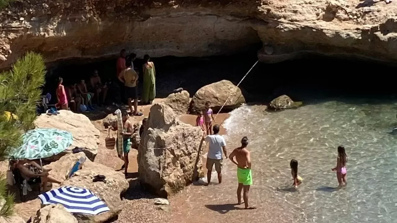 Datça'da sahilde dinlenen fok için bölgeye güvenlik şeridi çekildi