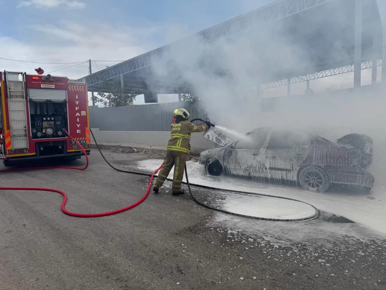 Bandırma Sanayi Sitesi'nde araç yangını korkuttu
