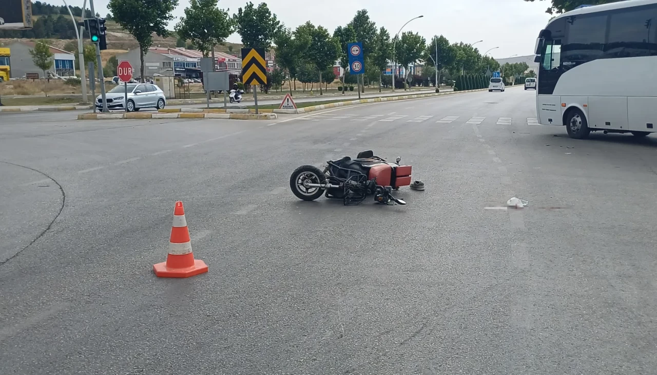 Otomobil ile çarpışan elektrikli motosiklet sürücüsü ağır yaralandı