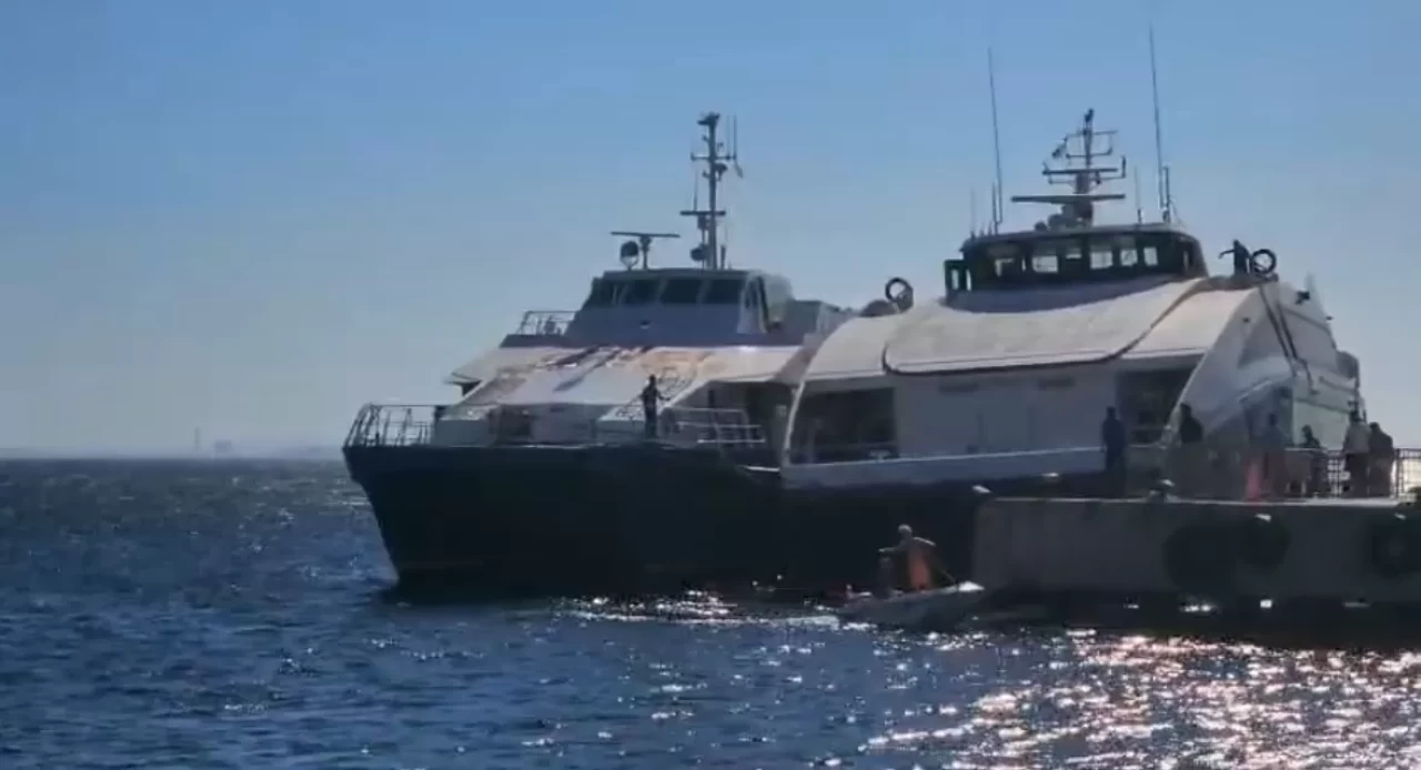 Deniz otobüsü Avşa Adası açıklarında kayalıklara çarptı: Yolcular tahliye edildi