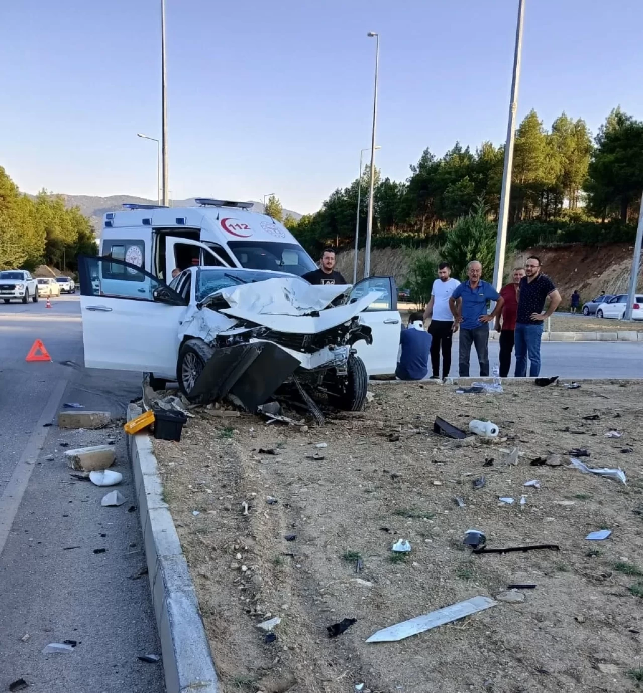 Burdur'da feci kaza: İki otomobil çarpıştı, 2 yaralı