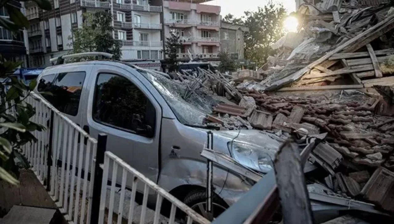 Sındırgı'da yıkılan bina ile ilgili iki gözaltı