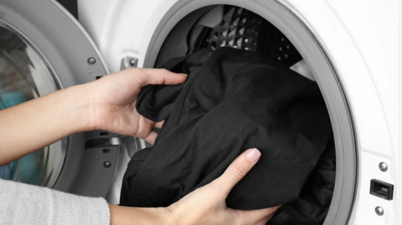 Siyah kıyafetleri simsiyah yapan yöntem!