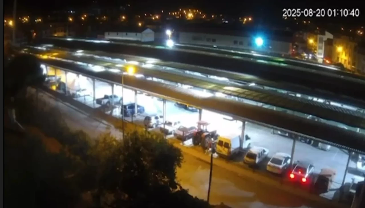 Balıkesir’de deprem anı kameralara yansıdı