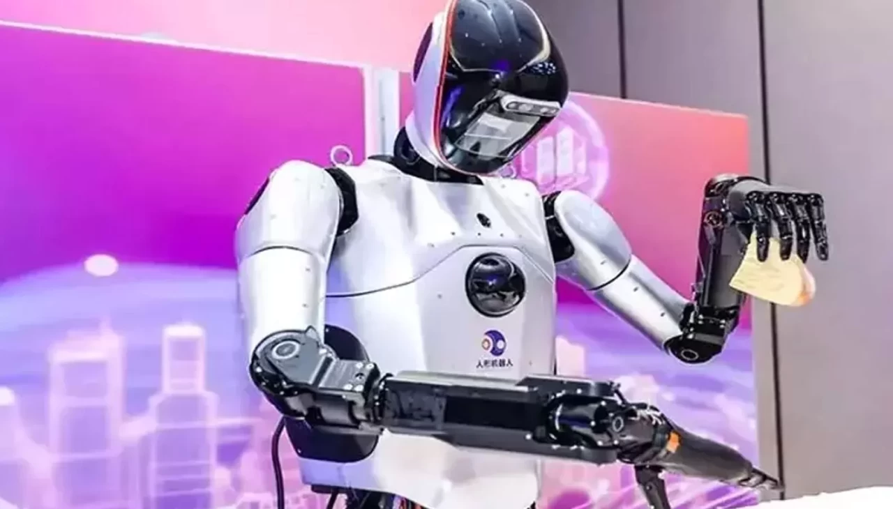 Bilim kurgu filmleri gerçek oldu: Çinli robot aynı anda birçok işi yapıyor
